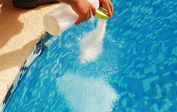 Cần thêm các hóa chất để xử lý bể bơi nếu nước không đạt đủ chất lượng