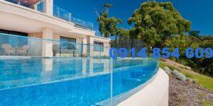 thi cong vach kinh ho boi