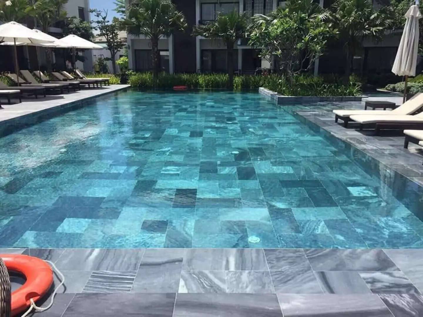 Thay gạch lót sàn hồ bơi