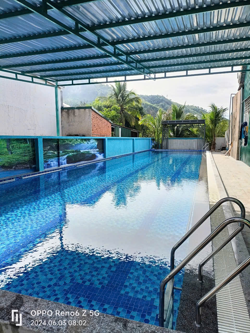 Bể bơi bốn mùa được xây trong nhà hay ngoài trời?