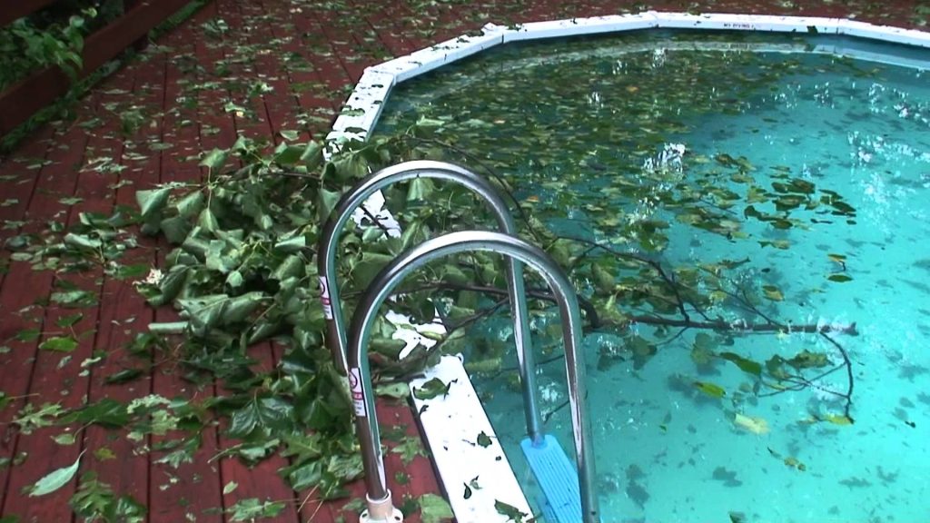 Làm sao để xử lý nước hồ bơi bị đọng bùn sau mưa lớn?