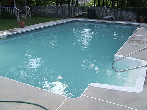 Làm sao để xử lý nước hồ bơi bị đọng bùn sau mưa lớn?