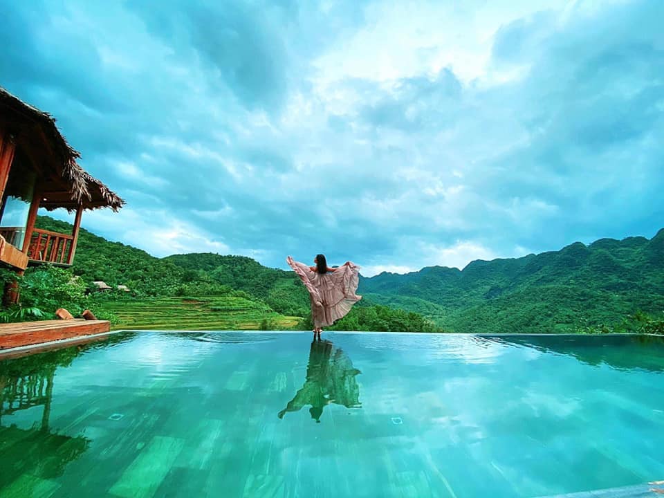 Bể bơi vô cực Pù Luông